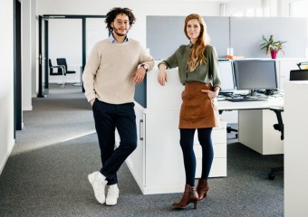 15 Body Signs That He’s Into You