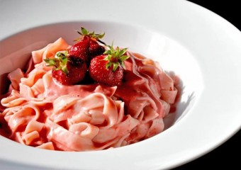 Sensational Polish Delight: Pasta with Strawberry Sauce Conquers the Internet