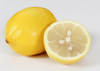 This is why everyone’s freezing lemons after buying them! Frozen lemons are amazing!