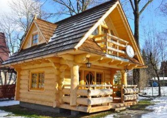 23 Year Old Woman Lives in a 290 Square Feet House – But the Inside Will Surprise You!