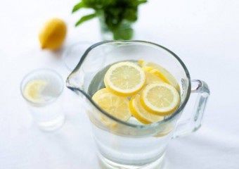 This is why you should drink lemon water every day