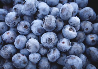 These are 4 reasons why you should eat blueberries every single day!