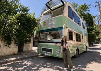 She Turned an Old Double-Decker Bus Into a Home — And The Inside Might Just Surprise You.