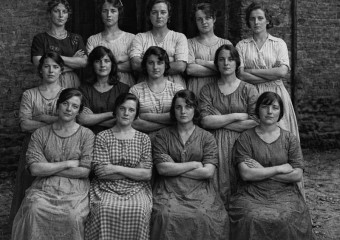 Woman Came Across Old Photo of Her Mother – But When She Saw This Small Detail, Her Blood Ran Cold